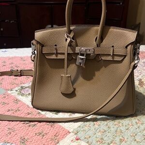 Elegant Tan Leather Handbag
